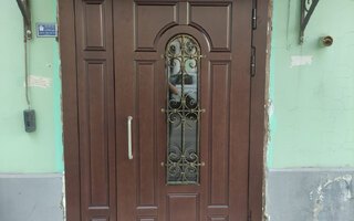 тамбурная дверь с ковкой, стеклопакетом и боковой фрамугой