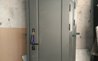 одностворчатая дверь с верхней стеклянной вставкой