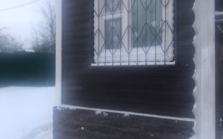 глухая оконная решетка, установлена в деревянном жилом доме